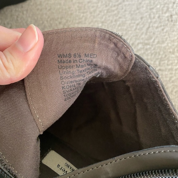 Vera Wang Simply Vera Brown Big Buckle Wedges - Picture 7 of 9